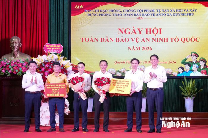 Đồng chí Hoàng Nghĩa Hiếu - Phó Bí thư Thường trực Tỉnh ủy, Chủ tịch HĐND tỉnh trao quà tặng xã Quỳnh Phú. Ảnh: T.L