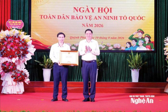 Đồng chí Hoàng Nghĩa Hiếu - Phó Bí thư Thường trực Tỉnh ủy, Chủ tịch HĐND tỉnh trao Bằng khen của Chủ tịch UBND tỉnh cho tập thể cán bộ và nhân dân xã Quỳnh Phú vì đã có thành tích xuất sắc trong phong trào “Toàn dân bảo vệ an ninh Tổ quốc". Ảnh: T.L