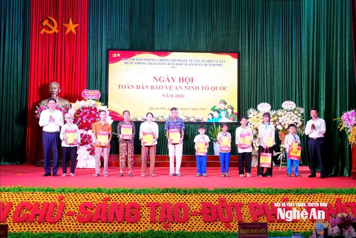 Lãnh đạo tỉnh trao tặng quà cho 10 hộ nghèo xã Quỳnh Phú. Ảnh: T.L