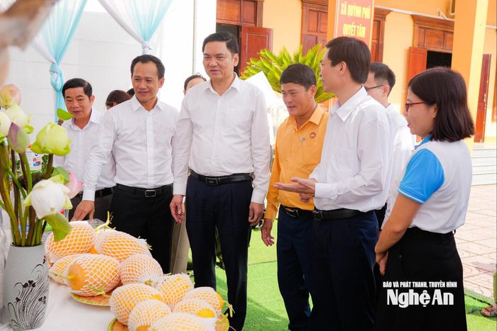 Đồng chí Hoàng Nghĩa Hiếu - Phó Bí thư Thường trực Tỉnh ủy, Chủ tịch HĐND tỉnh tham quan gian hàng sản phẩm đặc sản của địa phương. Ảnh: T.L