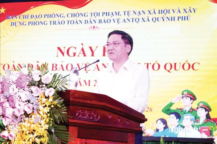 Đồng chí Hoàng Nghĩa Hiếu - Phó Bí thư Thường trực Tỉnh ủy, Chủ tịch HĐND tỉnh phát biểu tại Ngày hội toàn dân bảo vệ an ninh Tổ quốc năm 2026 tại xã Quỳnh Phú. Ảnh: T.L