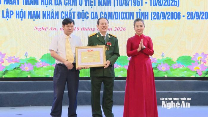 Đồng chí Võ Thị Minh Sinh - Phó Bí thư Tỉnh uỷ, Chủ tịch Ủy ban MTTQ Việt Nam tỉnh tặng Bằng khen của UBMTTQ tỉnh cho tập thể xuất sắc. Ảnh: Thanh Nhàn