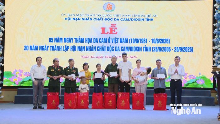 Đồng chí Thái Văn Thành - Phó Chủ tịch UBND tỉnh trao quà cho các nạn nhân nhiễm chất độc da cam/dioxin. Ảnh: Thanh Nhàn