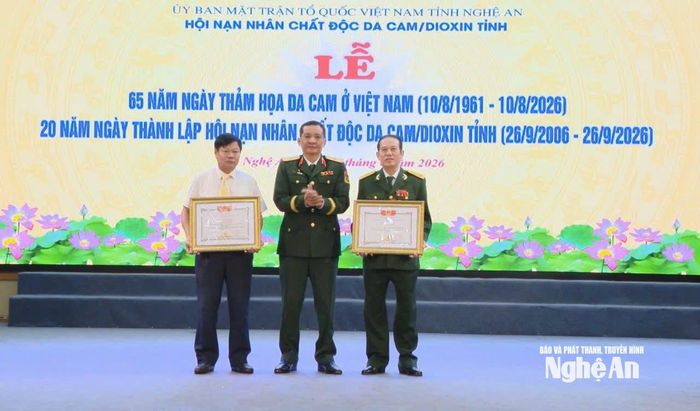 Trao tặng Bằng khen của TW Hội cho các tập thể, cá nhân xuất sắc. Ảnh: Thanh Nhàn