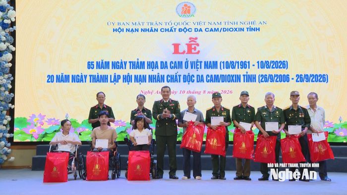 Trao tặng quà cho các nạn nhân nhiễm chất độc da cam/dioxin. Ảnh: Thanh Nhàn