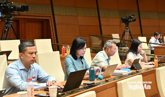 Đoàn ĐBQH tỉnh dự kỳ họp. Ảnh: Viết Chung