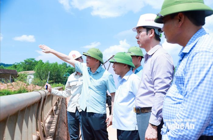 Đồng chí Nguyễn Hào - Giám đốc Ban Quản lý dự án Nông nghiệp và Môi trường tỉnh báo cáo tiến độ thi công hạng mục điều chỉnh Kênh tiêu Châu Bình. Ảnh: Thành Duy