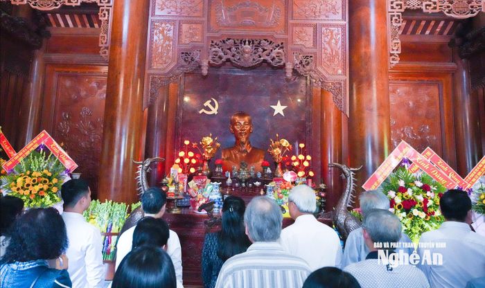 Các đại biểu làm lễ tưởng niệm Chủ tịch Hồ Chí Minh. Ảnh: Mai Hoa