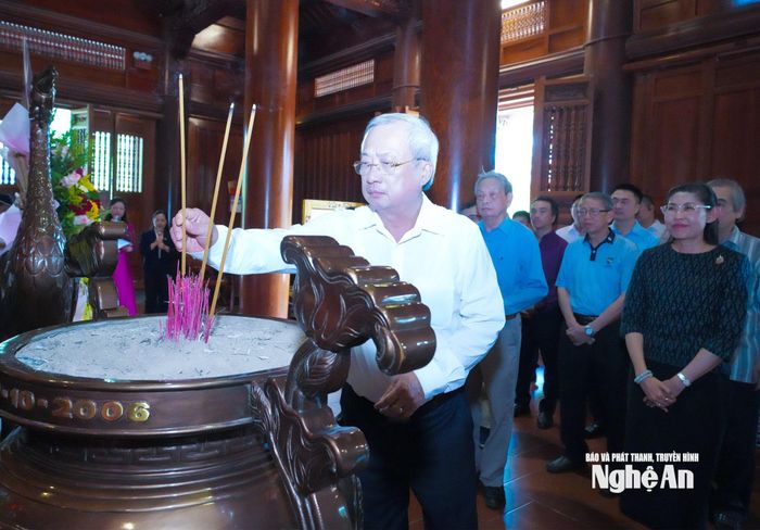 Thượng tướng Nguyễn Văn Thành - nguyên Ủy viên Ban Chấp hành Trung ương Đảng, nguyên Thứ trưởng Bộ Công an, Chủ tịch Hội Hữu nghị Việt Nam - Thái Lan dâng hương tưởng niệm Chủ tịch Hồ Chí Minh. Ảnh: Mai Hoa