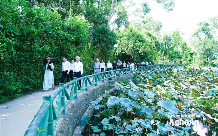 Các đại biểu tham quan quê nội Chủ tịch Hồ Chí Minh. Ảnh: Mai Hoa