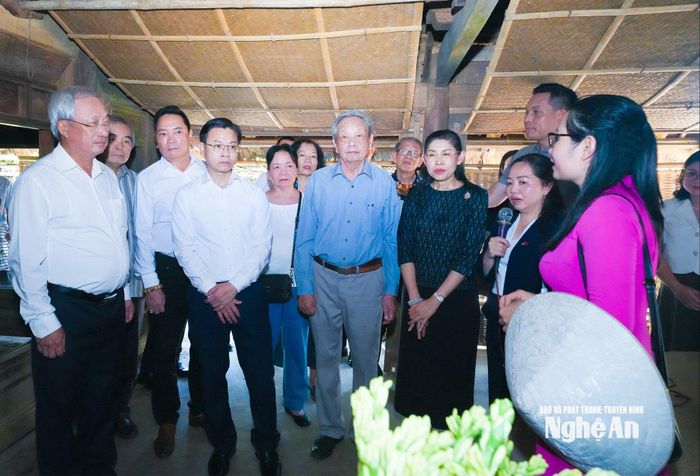 Các đại biểu tham quan di tích quê nội Chủ tịch Hồ Chí Minh. Ảnh: Mai Hoa