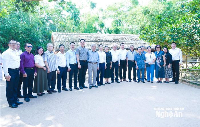Các đại biểu chụp ảnh lưu niệm tại quê nội Chủ tịch Hồ Chí Minh. Ảnh: Mai Hoa