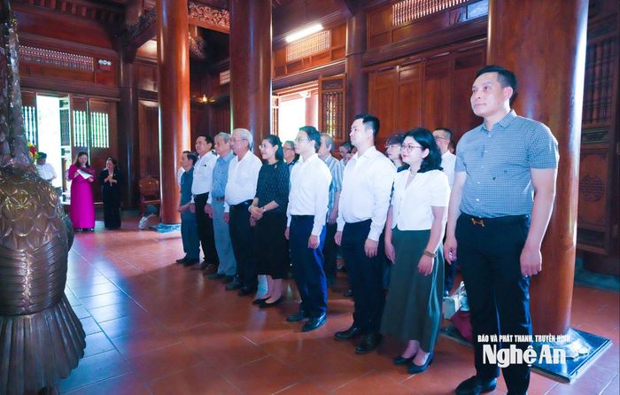 Các đại biểu làm lễ tưởng niệm Chủ tịch Hồ Chí Minh. Ảnh: Mai Hoa