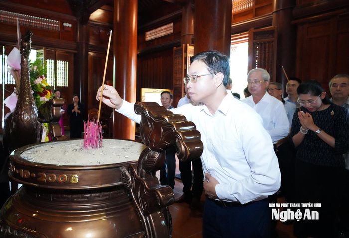 Đồng chí Ngô Lê Văn - Thứ trưởng Bộ Ngoại giao dâng hương tưởng niệm Chủ tịch Hồ Chí Minh. Ảnh: Mai Hoa