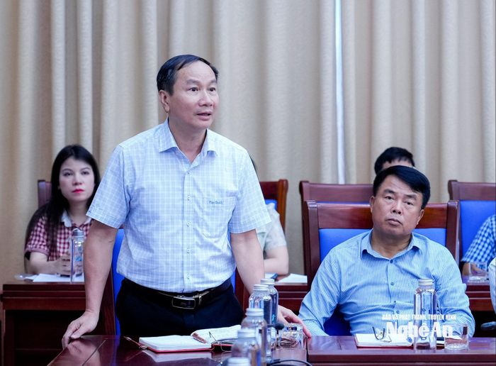 Phó Giám đốc Báo và phát thanh, truyền hình Nghệ An Trần Văn Hùng phát biểu tại cuộc họp. Ảnh: Phạm Bằng