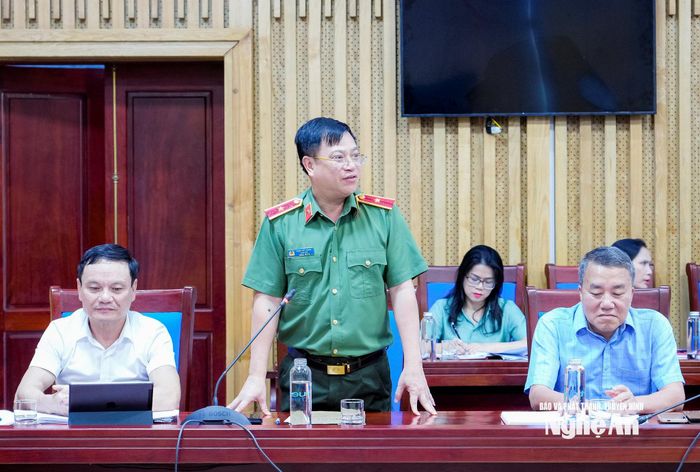 Giám đốc Công an tỉnh, Thiếu tướng Đinh Việt Dũng phát biểu tại cuộc họp. Ảnh: Phạm Bằng