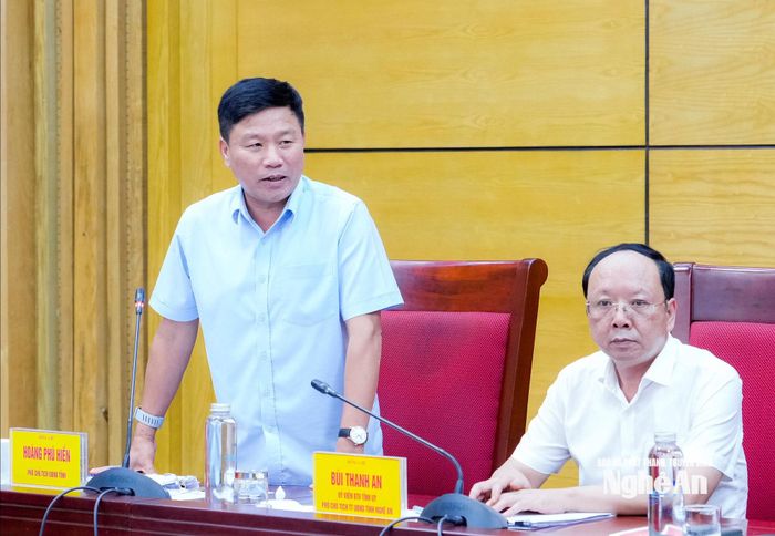 Phó Chủ tịch UBND tỉnh Hoàng Phú Hiền phát biểu tại cuộc họp. Ảnh: Phạm Bằng