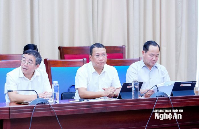 Lãnh đạo các sở, ban, ngành dự cuộc họp. Ảnh: Phạm Bằng