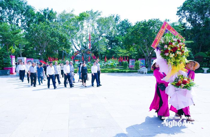 Đoàn đại biểu về Khu Di tích Quốc gia đặc biệt Kim Liên dâng hoa tưởng niệm Chủ tịch Hồ Chí Minh. Ảnh: Mai Hoa