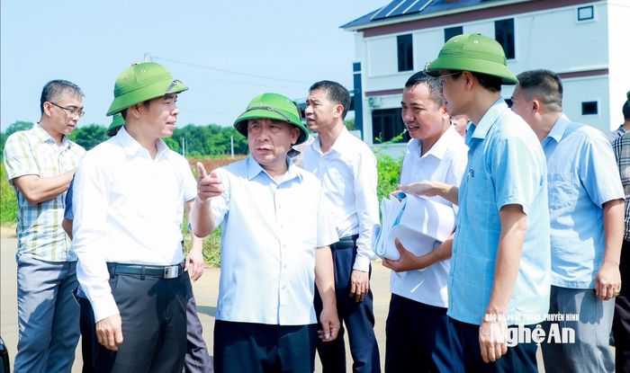 Phó Chủ tịch UBND tỉnh Nguyễn Văn Đệ kiểm tra Dự án đường giao thông từ Quốc lộ 48D đến đường ngang N8 trên địa bàn phường Tây Hiếu. Ảnh: Thành Duy