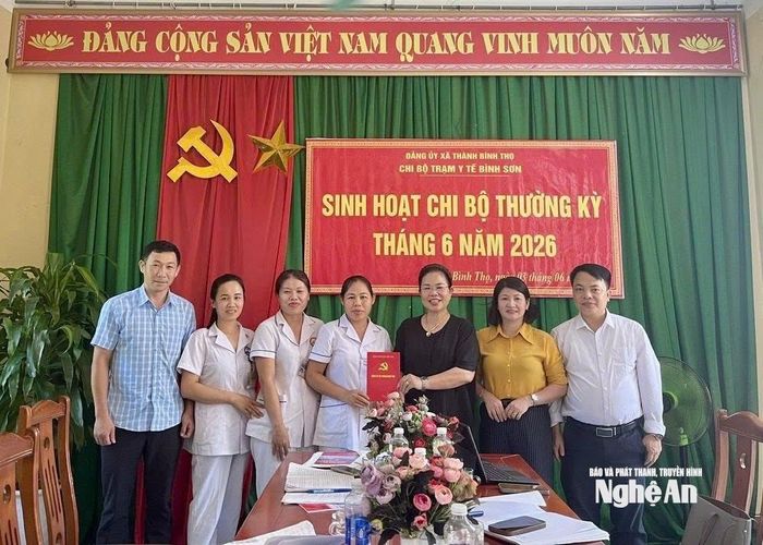 Đồng chí Nguyễn Thị Thúy An - Bí thư Đảng ủy, chủ tịch HĐND xã Thành Bình Thọ dự sinh hoạt thường kỳ chi bộ trạm y tế Bình Sơn. Ảnh: Thu Hương