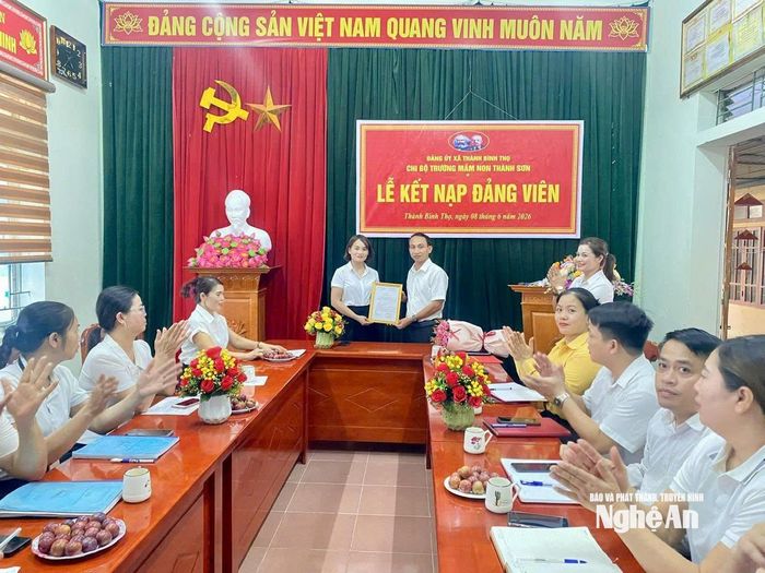 Trong 7 tháng đầu năm 2026, xã Thành Bình Thọ kết nạp 12 đảng viên, hoàn thành chỉ tiêu Tỉnh giao. Ảnh: Thu Hương