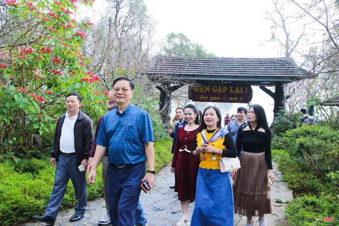 Ông Lê Trần Sáng dẫn đoàn Hà Tĩnh tham quan học hỏi mô hình du lịch cộng đồng ở các tỉnh Tây Bắc năm 2022.