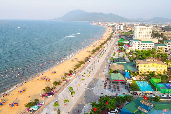 Từ một bãi biển đẹp hoang sơ thời điểm tái lập tỉnh đến nay Thiên Cầm đã hình thành một Khu du lịch khang trang hạ tầng đồng bộ.