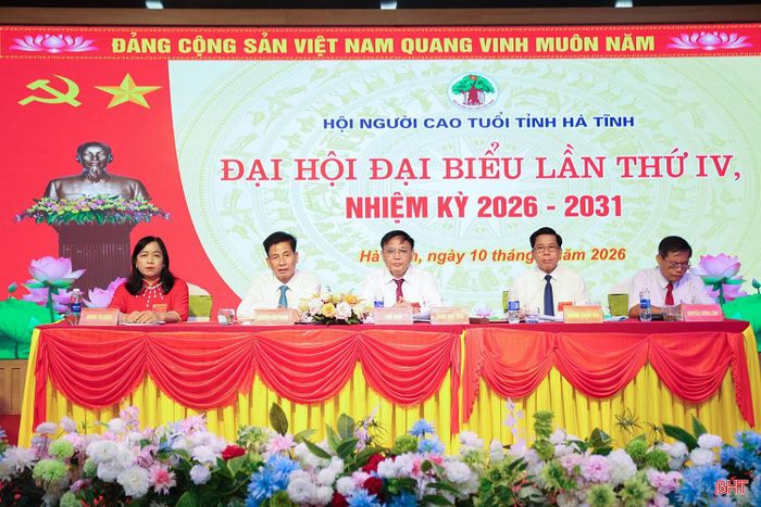 Đoàn chủ tịch điều hành đại hội.