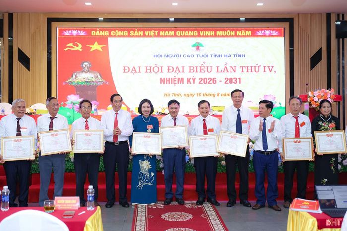 Dịp này, Trung ương Hội Người cao tuổi Việt Nam đã trao bằng khen cho các cá nhân có thành tích xuất sắc trong phong trào thi đua thực hiện nhiệm vụ công tác hội nhiệm kỳ 2021 - 2026.