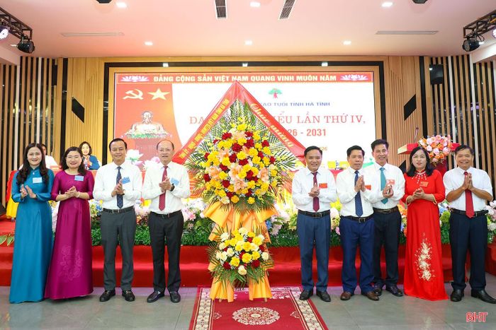 Phó Bí thư Thường trực Tỉnh ủy, Chủ tịch HĐND tỉnh Nguyễn Hồng Lĩnh và các đồng chí lãnh đạo tỉnh tặng hoa chúc mừng đại hội.