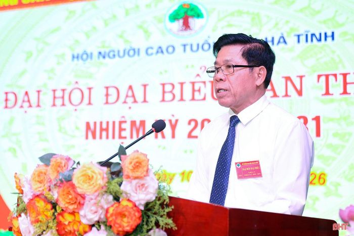 Ông Dương Xuân Hòa - Phó Chủ tịch Hội Người cao tuổi tỉnh nhiệm kỳ 2021 - 2026 báo cáo kết quả công tác hội khóa III, nhiệm kỳ 2021 - 2026.