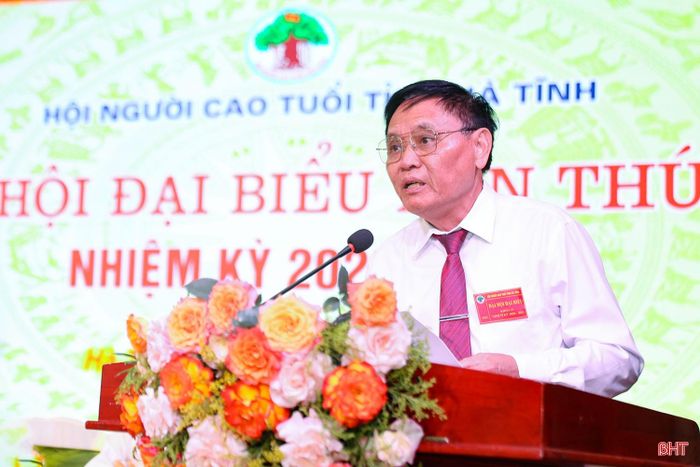 Ông Thái Sinh - Chủ tịch Hội Người cao tuổi tỉnh nhiệm kỳ 2021 - 2026 báo cáo kiểm điểm Ban Chấp hành hội nhiệm kỳ 2021 - 2026.
