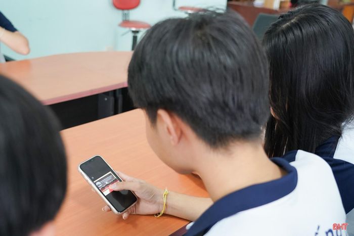 Nhiều lưu học sinh Lào tại Hà Tĩnh bày tỏ lòng tiếc thương với đồng chí Xaysomphone Phomvihane.