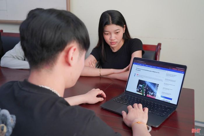 Trường Cao đẳng Y tế Hà Tĩnh tạo không gian để các em lưu học sinh Lào bày tỏ tình cảm và sự tiếc thương đối với nhà lãnh đạo của đất nước mình.