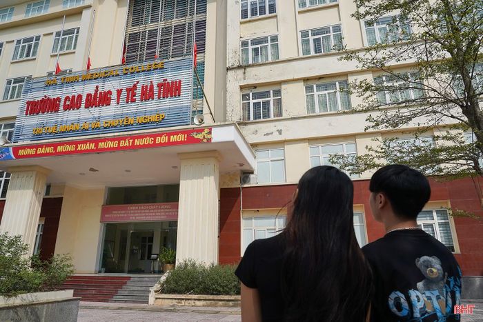 Trường Cao đẳng Y tế Hà Tĩnh treo cờ rủ và tổ chức hoạt động tưởng nhớ cố Chủ tịch Quốc hội Lào.