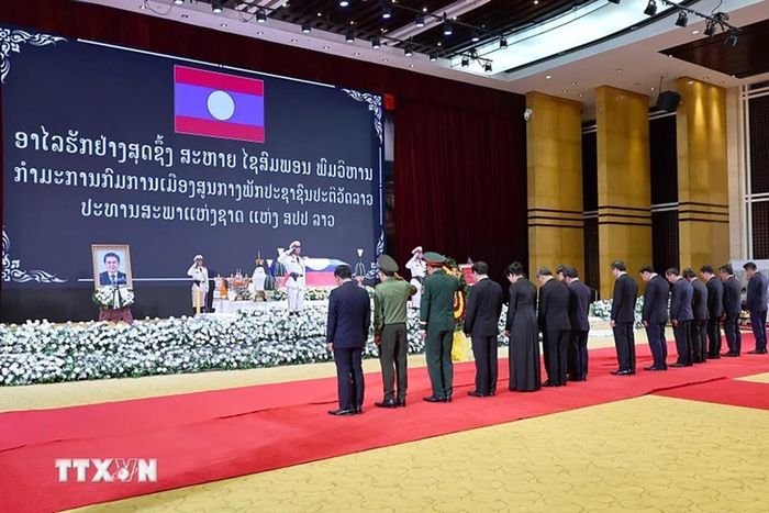 Chủ tịch Quốc hội Trần Thanh Mẫn dẫn đầu Đoàn đại biểu cấp cao của Đảng, Nhà nước Việt Nam viếng đồng chí Xaysomphone Phomvihane, Ủy viên Bộ Chính trị, Chủ tịch Quốc hội Lào. (Ảnh: Doãn Tấn/TTXVN)