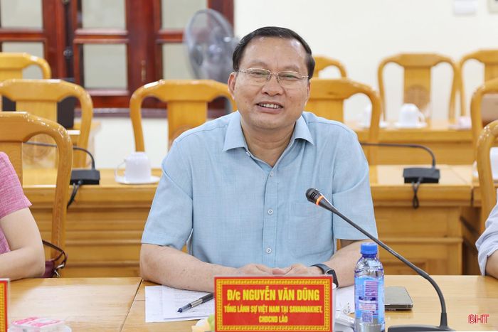 Tổng Lãnh sự Việt Nam tại Savannakhet Nguyễn Văn Dũng phát biểu.