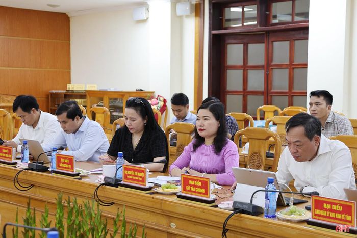 Phó Chủ tịch UBND tỉnh Nguyễn Thị Nguyệt cùng lãnh đạo các sở, ngành tiếp và làm việc với đoàn.