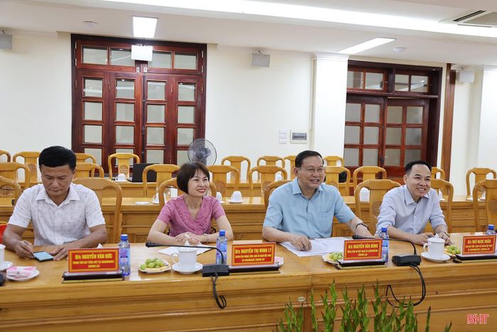 Đoàn công tác của Tổng Lãnh sự quán Việt Nam tại Savannakhet do Tổng Lãnh sự Nguyễn Văn Dũng dẫn đầu đến thăm và làm việc với lãnh đạo tỉnh