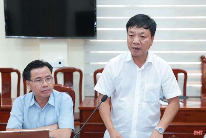 Ông Nguyễn Quang Linh - Giám đốc Ban QLDA Đầu tư xây dựng công trình Dân dụng và hạ tầng khu vực tỉnh báo cáo tiến độ triển khai dự án.