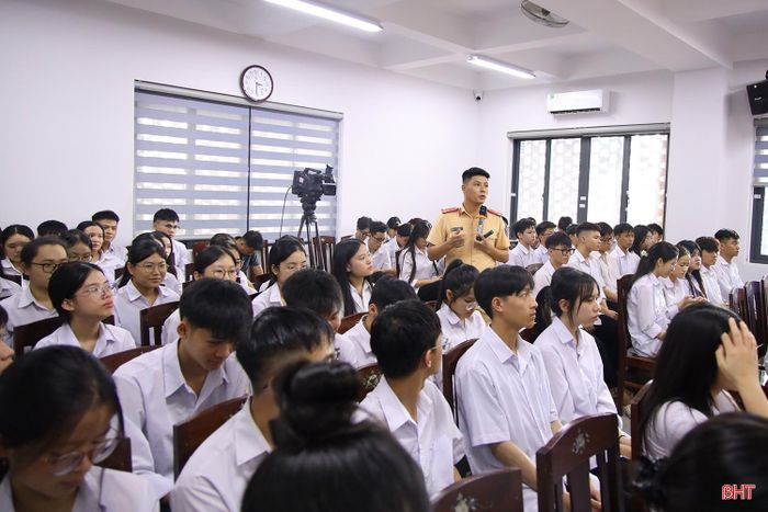 Phòng CSGT, Công an tỉnh Hà Tĩnh thực hiện nội dung tuyên truyền Luật An toàn giao thông tới các em học sinh.