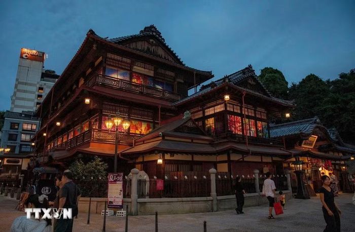 Dogo Onsen Honkan thường được coi là nguyên mẫu của nhà tắm suối nước nóng trong bộ phim hoạt hình đạt giải Oscar “Vùng đất linh hồn” (Spirited Away). (Ảnh: Xuân Giao/TTXVN)