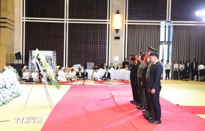 Đoàn đại biểu Bộ Công an Việt Nam do Thượng tướng Lê Văn Tuyến, Ủy viên Trung ương Đảng, Thứ trưởng Bộ Công an, làm Trưởng đoàn, viếng Chủ tịch Quốc hội Lào Xaysomphon Phomvihane. (Ảnh: Xuân Tú/TTXVN)