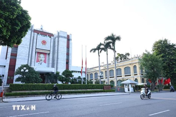 Treo cờ rủ tại Ủy ban nhân dân thành phố Hà Nội. (Ảnh: Minh Đức/TTXVN)