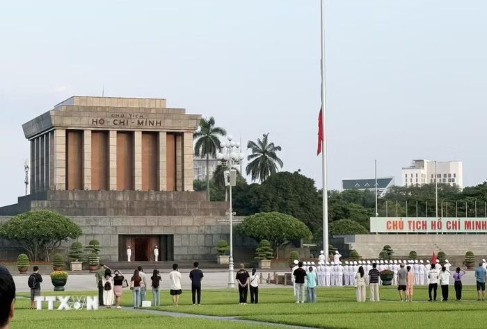 Lễ thượng cờ rủ trên Quảng trường Ba Đình, thành phố Hà Nội, sáng 10/8/2026. (Ảnh: Lâm Khánh/TTXVN)