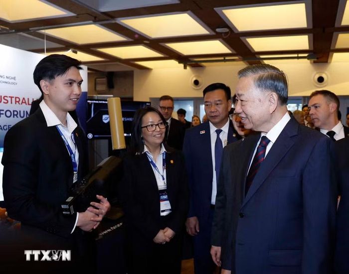 Tổng Bí thư, Chủ tịch nước Tô Lâm tham quan khu vực triển lãm, trưng bày thành tựu hợp tác khoa học công nghệ, đổi mới sáng tạo, đầu tư và giáo dục giữa Việt Nam - Australia. (Ảnh: Thống Nhất/TTXVN)