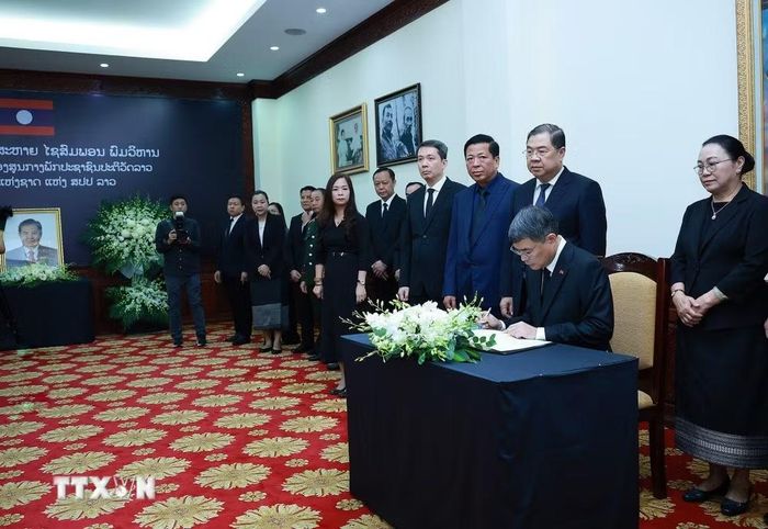 Thủ tướng Lê Minh Hưng ghi sổ tang, viếng Chủ tịch Quốc hội Lào Xaysomphone Phomvihane. (Ảnh: Dương Giang/TTXVN)