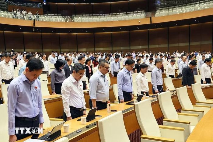 Đại biểu Quốc hội dành một phút mặc niệm cố Chủ tịch Quốc hội Lào Saysomphone Phomvihane. (Ảnh: Doãn Tấn/TTXVN)