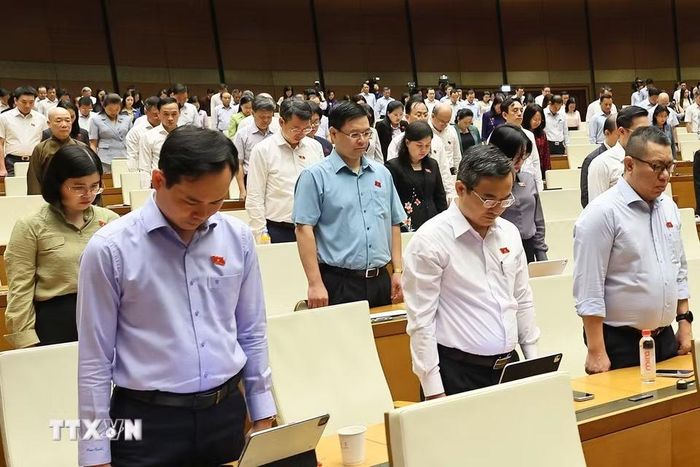 Đại biểu Quốc hội dành một phút mặc niệm cố Chủ tịch Quốc hội Lào Saysomphone Phomvihane. (Ảnh: Doãn Tấn/TTXVN)